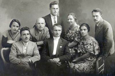 Лысенко с коллегами и учениками. В первом ряду: слева И.Презент, в центре Т.Лысенко